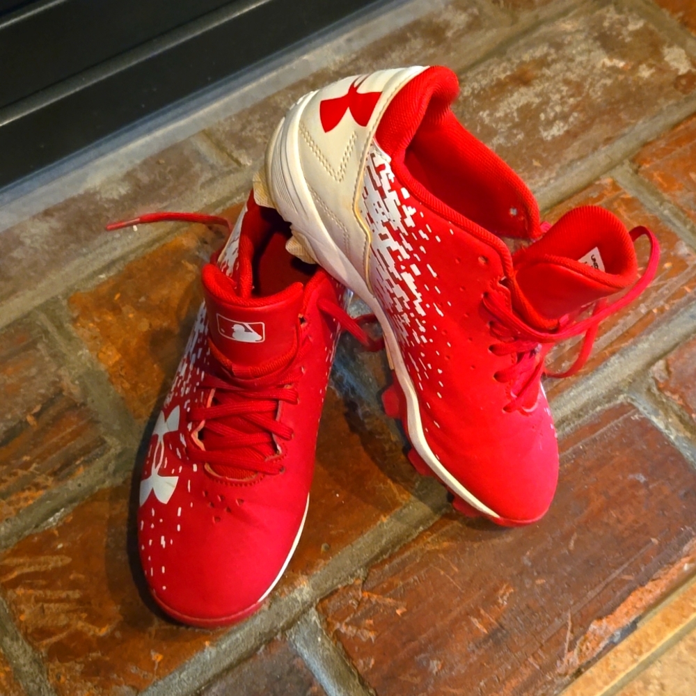 UNDER ARMOUR red white cleats 2Y baseball, soccer. Good condition.